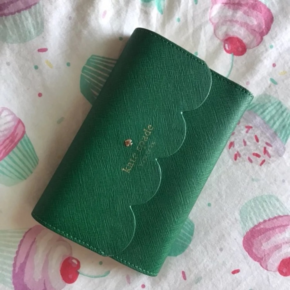 Kate Spade Scallop wallet